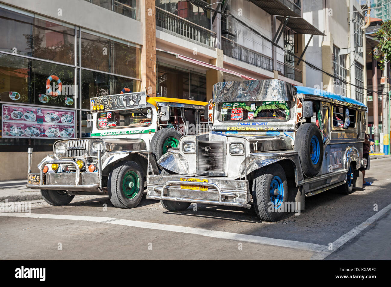 MANILA, Filippine - 24 febbraio: Jeepney sulla strada a febbraio, 24, 2013, Manila, Filippine. Jeepneys sono più popolari mezzi pubblici di tra Foto Stock