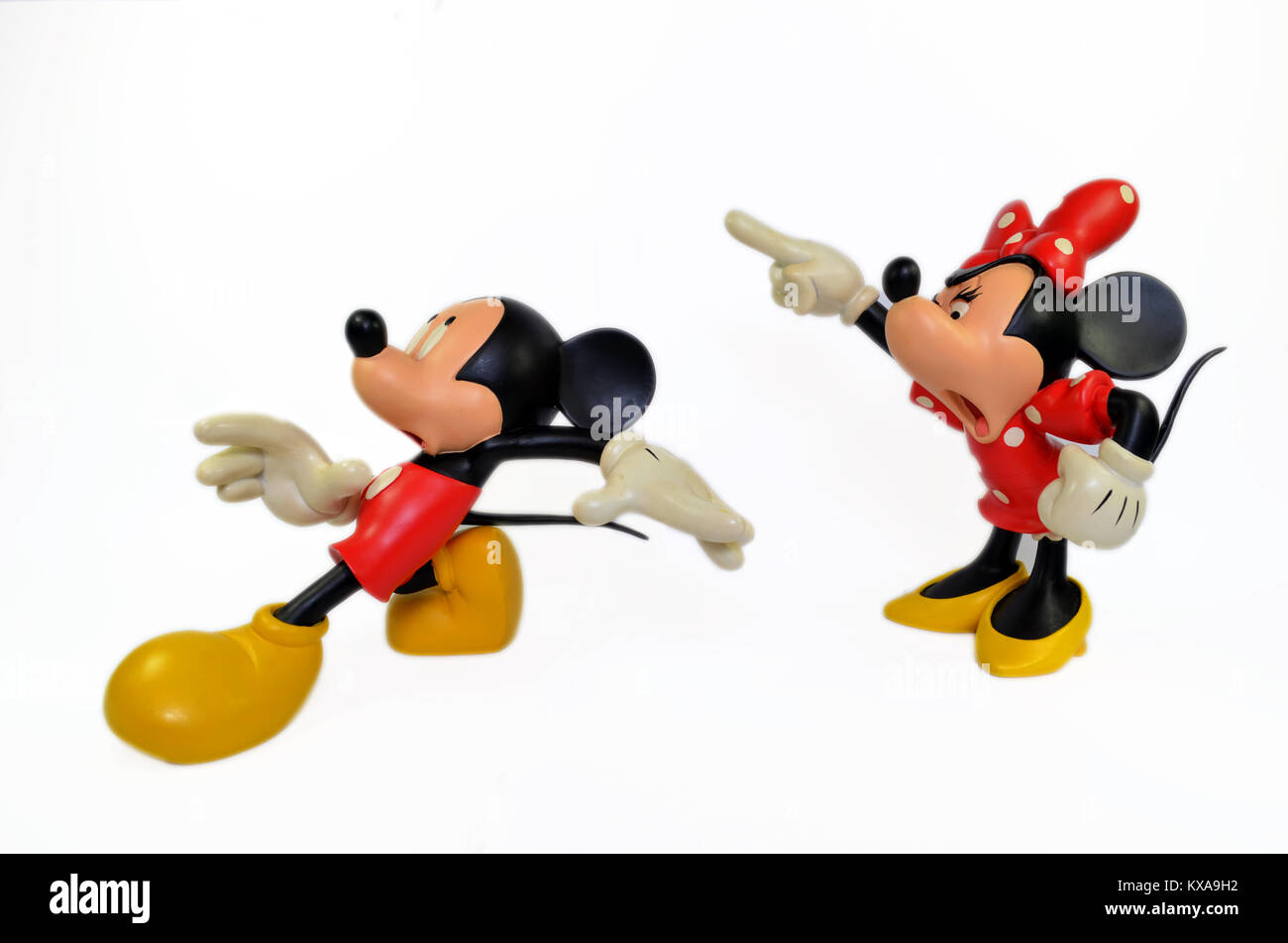 Il Portogallo, Algarve, circa nel giugno 2013. Mickey Mouse è acceso lontano da un arrabbiato Minnie Mouse con un bianco sfondo isolato Foto Stock