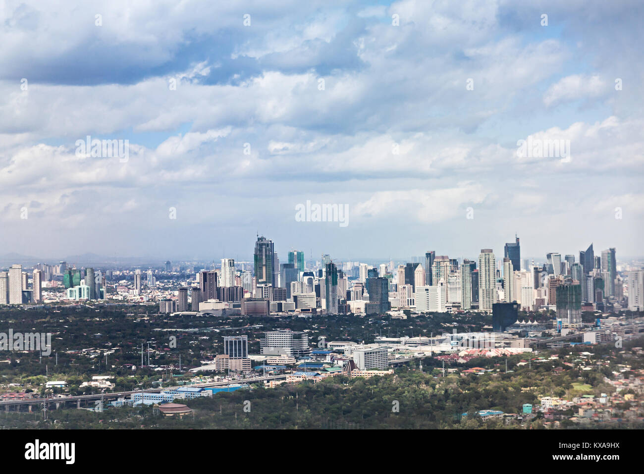 MANILA, Filippine - 24 febbraio: Makati skyline in febbraio, 24, 2013, Manila, Filippine. Makati è un centro finanziario della città di Manila con la massima Foto Stock