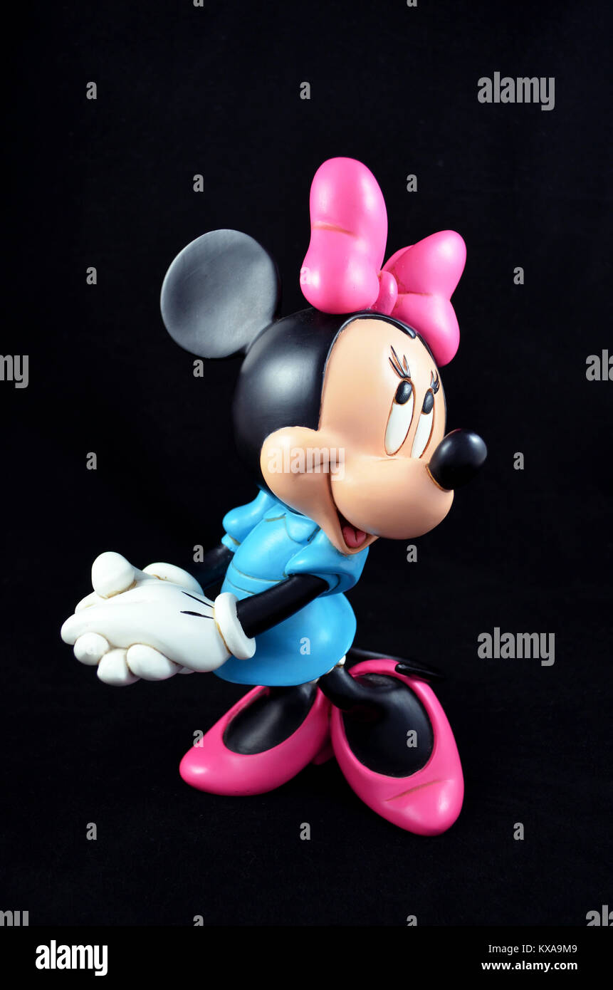 Il Portogallo, Algarve, circa nel giugno 2013. Minnie mouse è in uno di lei il suo tipico pone con un nero sfondo isolato Foto Stock