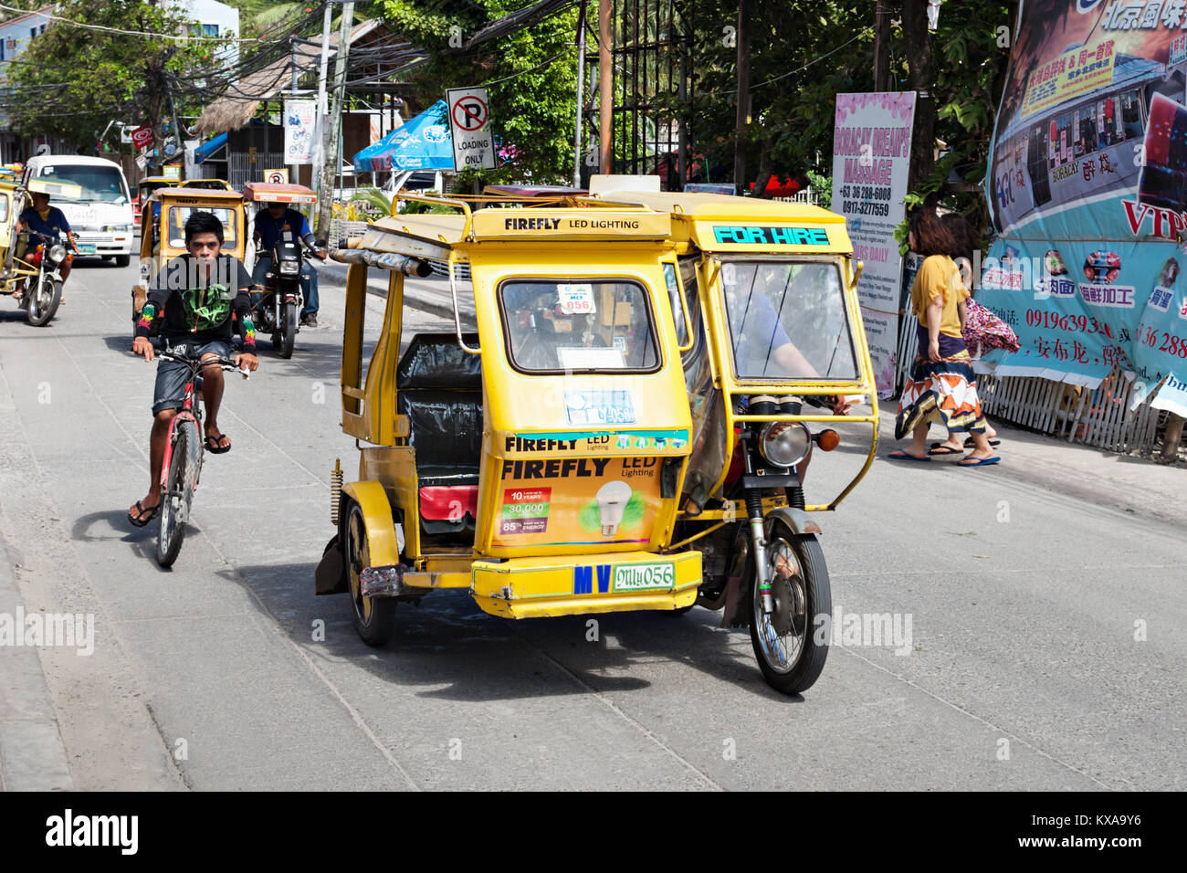 Il Boracay, Filippine - MARZO 04: Triciclo sulla strada, Marzo 04, 2013, Boracay, Filippine. Tricicli motorizzati sono un mezzo comune di passeggeri tra Foto Stock