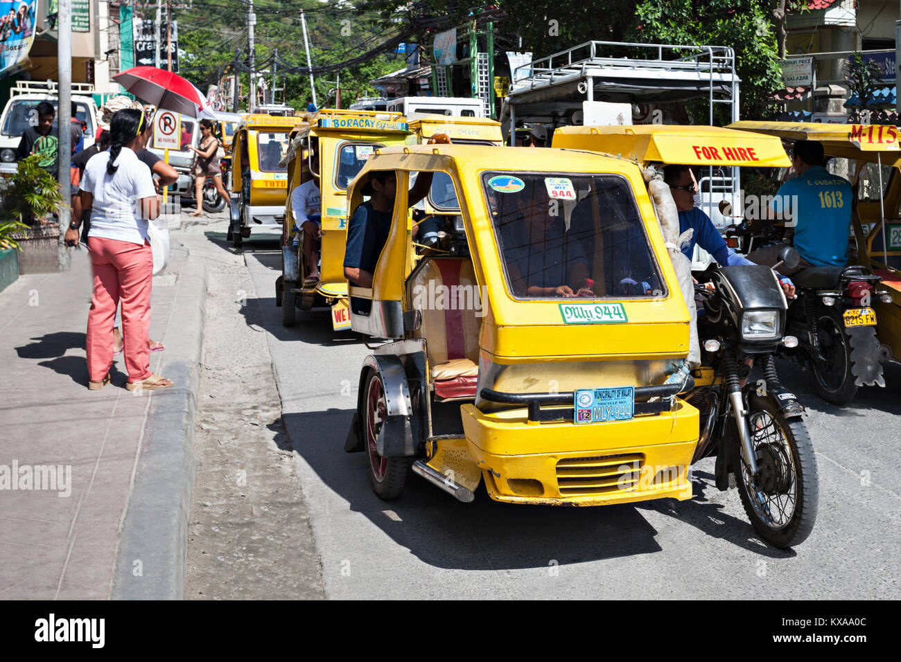 Il Boracay, Filippine - MARZO 04: Triciclo sulla strada, Marzo 04, 2013, Boracay, Filippine. Tricicli motorizzati sono un mezzo comune di passeggeri tra Foto Stock