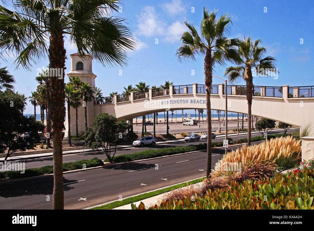 Huntington Beach ponte pedonale da Hyatt hotel sulla Pacific Coast Highway, Huntington Beach CA Foto Stock