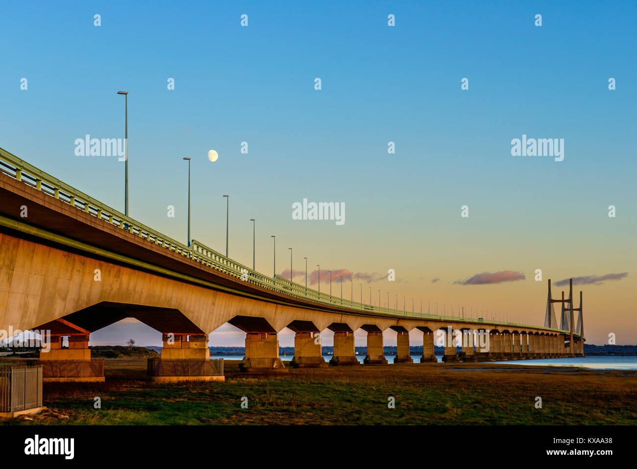 Secondo Severn traversata dal Galles su una sera d'inverno Foto Stock