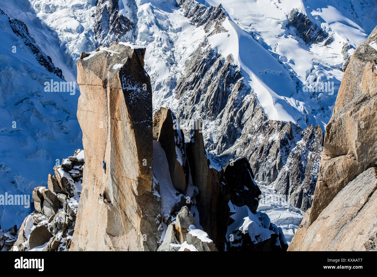 Due alpinisti pilastro di roccia sotto Aiguille du Midi nelle Alpi francesi, Chamonix Mont Blanc, Haute Savoie, Francia Foto Stock