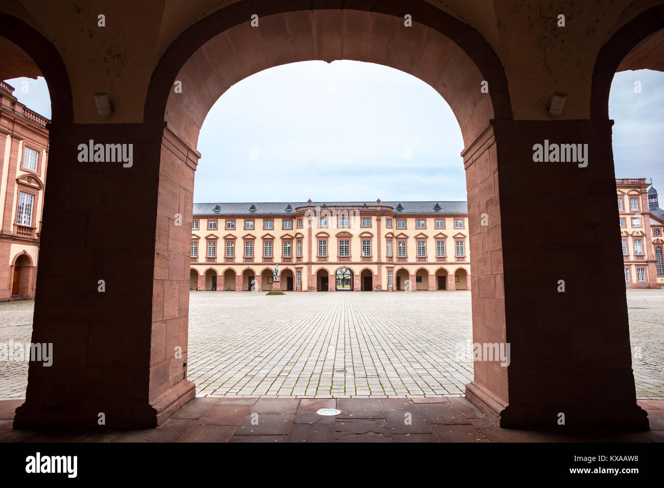 Vista della Università di Mannheim attraverso un portico, Germania Foto Stock