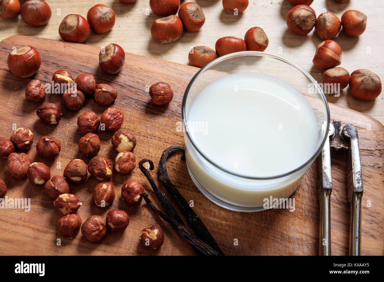 Vegan latte di nocciole su una superficie in legno Foto Stock