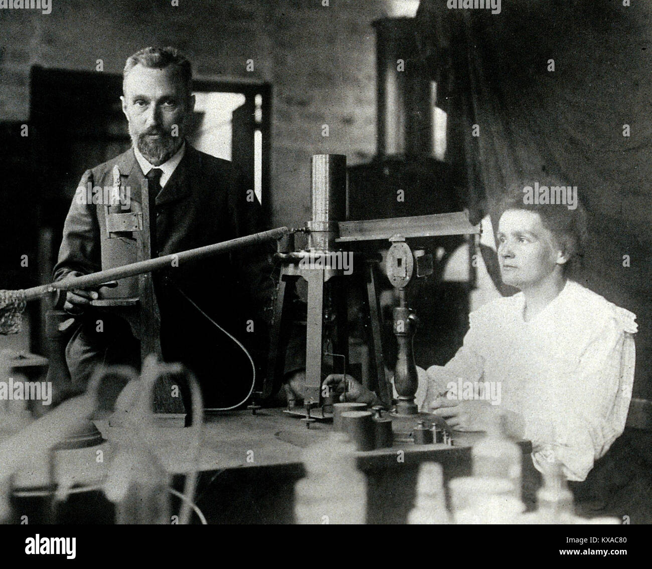 Pierre e Marie Curie nel laboratorio Pierre Curie, fisico francese e da sua moglie Marie Skłodowska Curie-Marie Curie Foto Stock