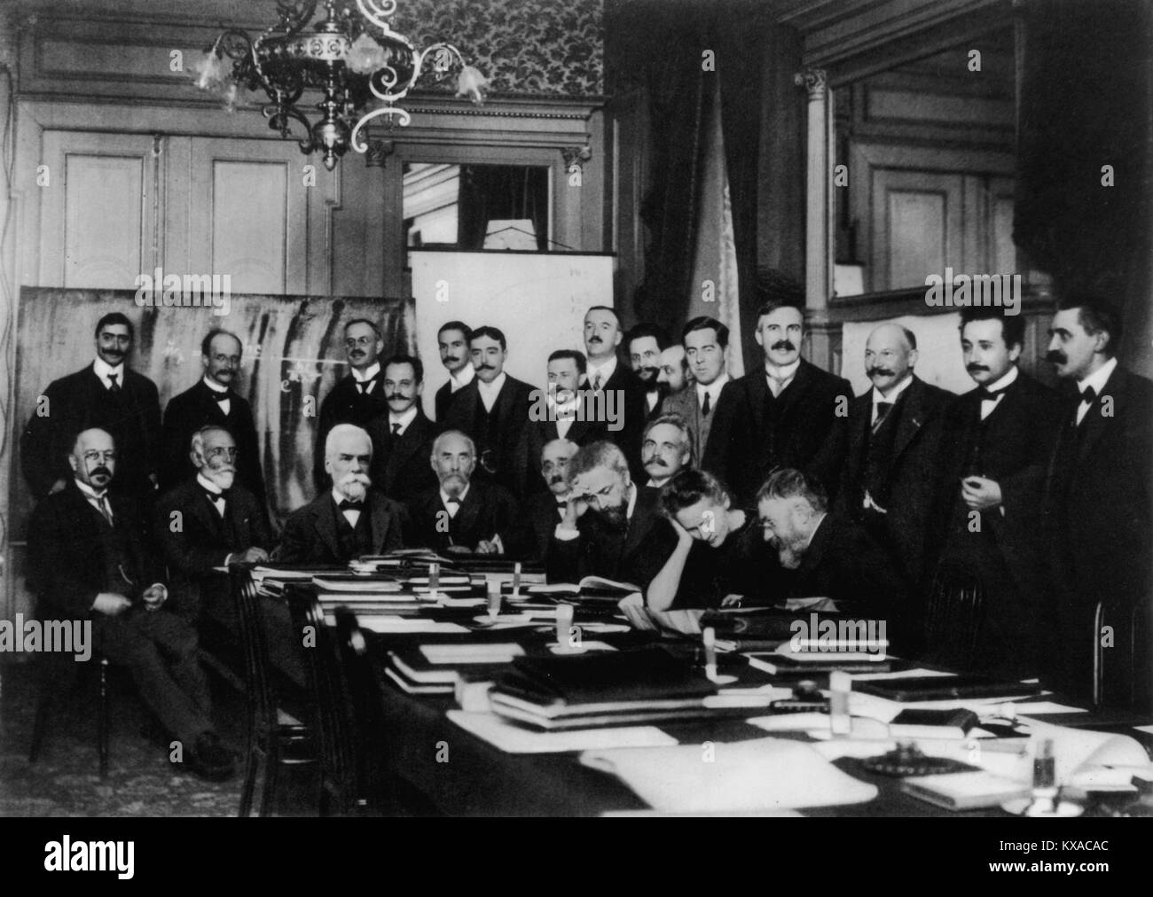 Prima conferenza di Solvay (1911), Curie (seduto, secondo da destra) conferisce con Henri Poincaré; standing, il quarto da destra, è Rutherford; secondo da destra, Einstein; estrema destra, Paul Langevin Foto Stock