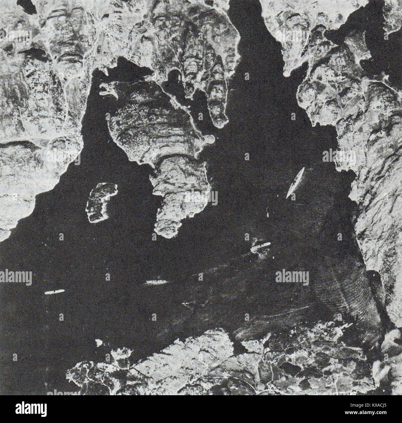 La ricognizione aerea che mostra fotografica Bismarck ancorata (sulla destra) in Norvegia, la corazzata Bismark, ricognizione aerea fotografia scattata da Flying Officer Michael lattante il 21 maggio 1941 in Norvegia. Bismarck era il primo dei due Bismarck-corazzate classe costruita per la Germania nazista la Kriegsmarine. Named af Foto Stock
