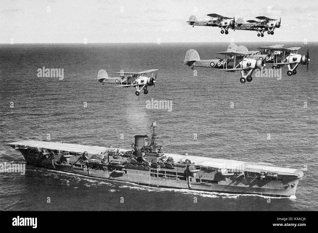 La portaerei HMS Ark Royal con un volo di overhead di Pesce Spada Foto Stock