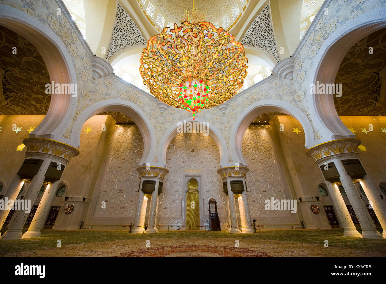 Interno della Moschea Sheikh Zayed di Abu Dhabi. Si tratta della più grande moschea del paese. Foto Stock