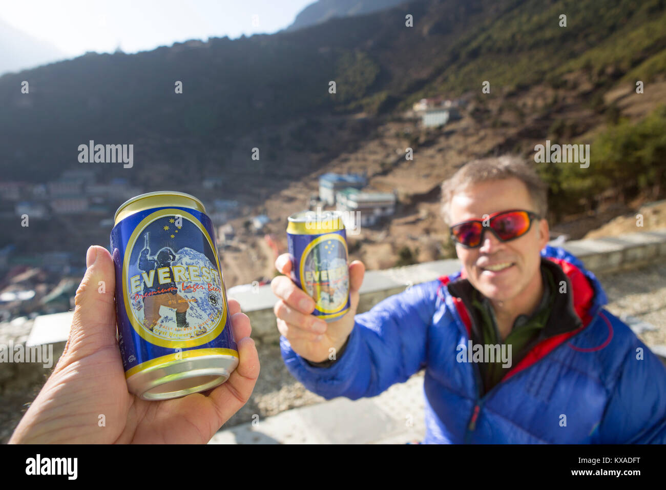 Due escursionisti di bere una birra Everest su un tetto a Namche Bazar dopo una lunga giornata di escursioni sul campo base Everest trek. Foto Stock