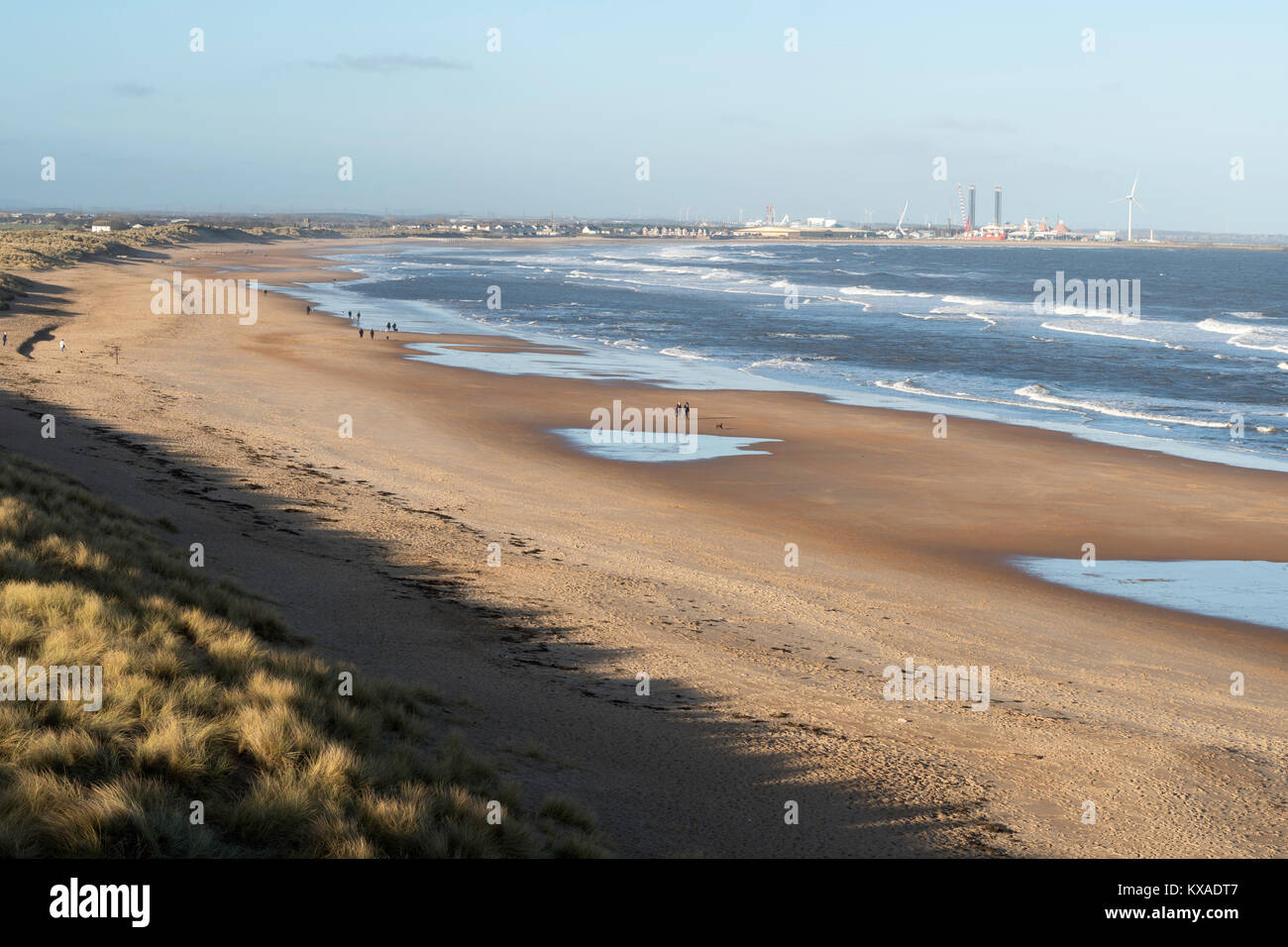 Guardando a Nord attraverso Seaton Sluice spiaggia verso Blyth, Northumberland, England, Regno Unito Foto Stock