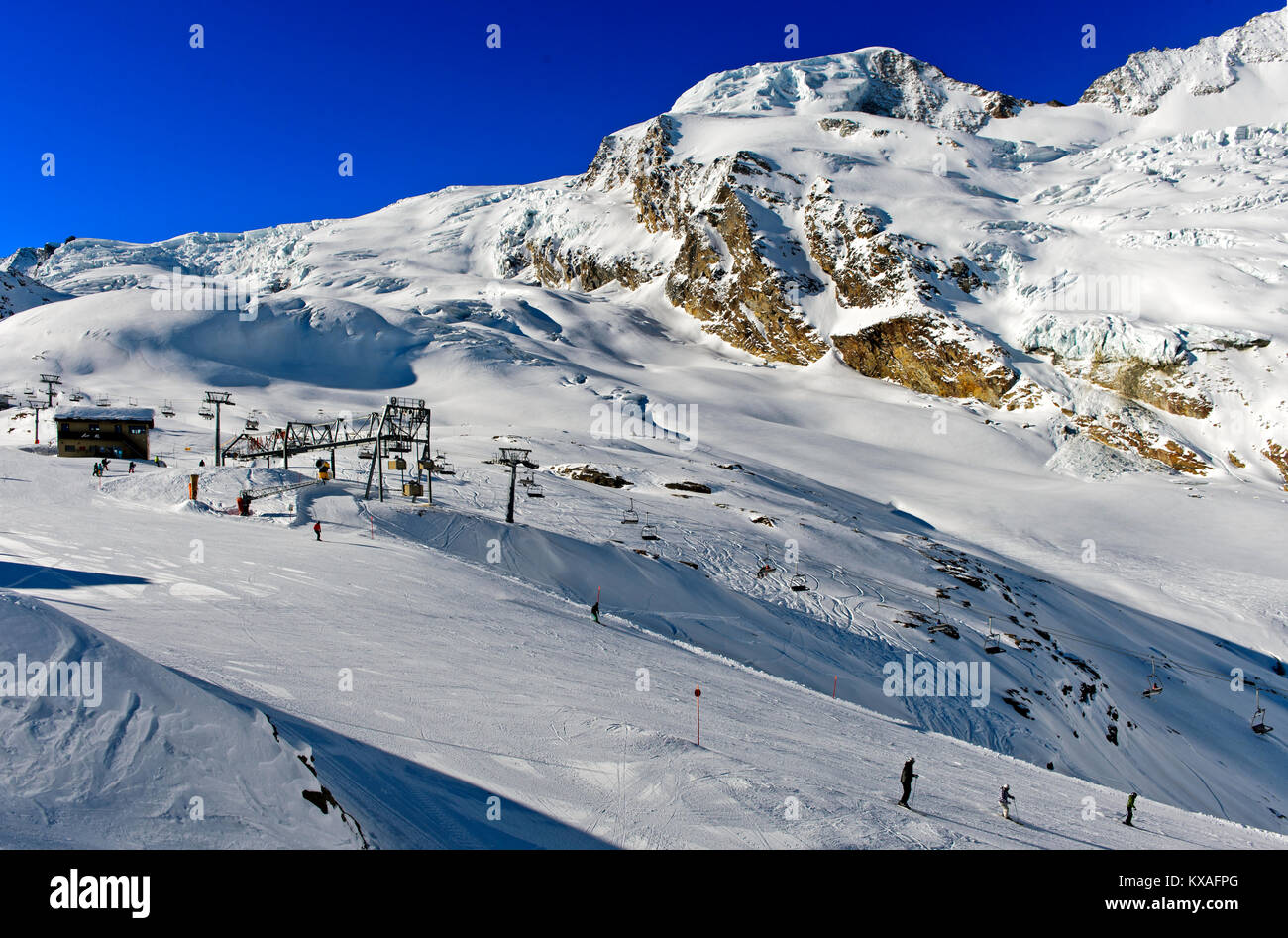 Sciatori sul Längfluh pista da sci nella parte anteriore della coperta di neve Alphubel,Saas-Fee,Vallese, Svizzera Foto Stock