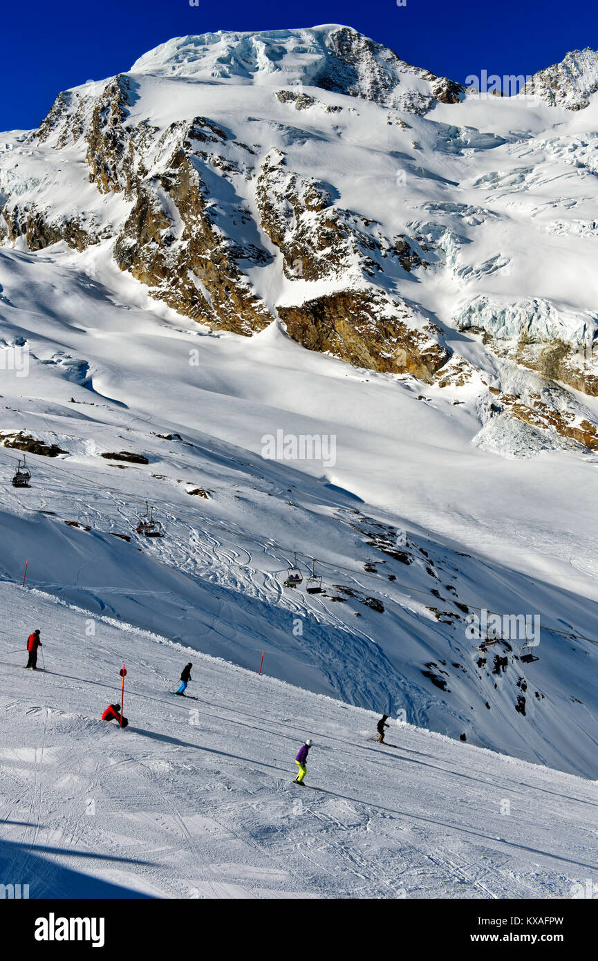 Sciatori sul Längfluh pista da sci nella parte anteriore della coperta di neve Alphubel,Saas-Fee,Vallese, Svizzera Foto Stock