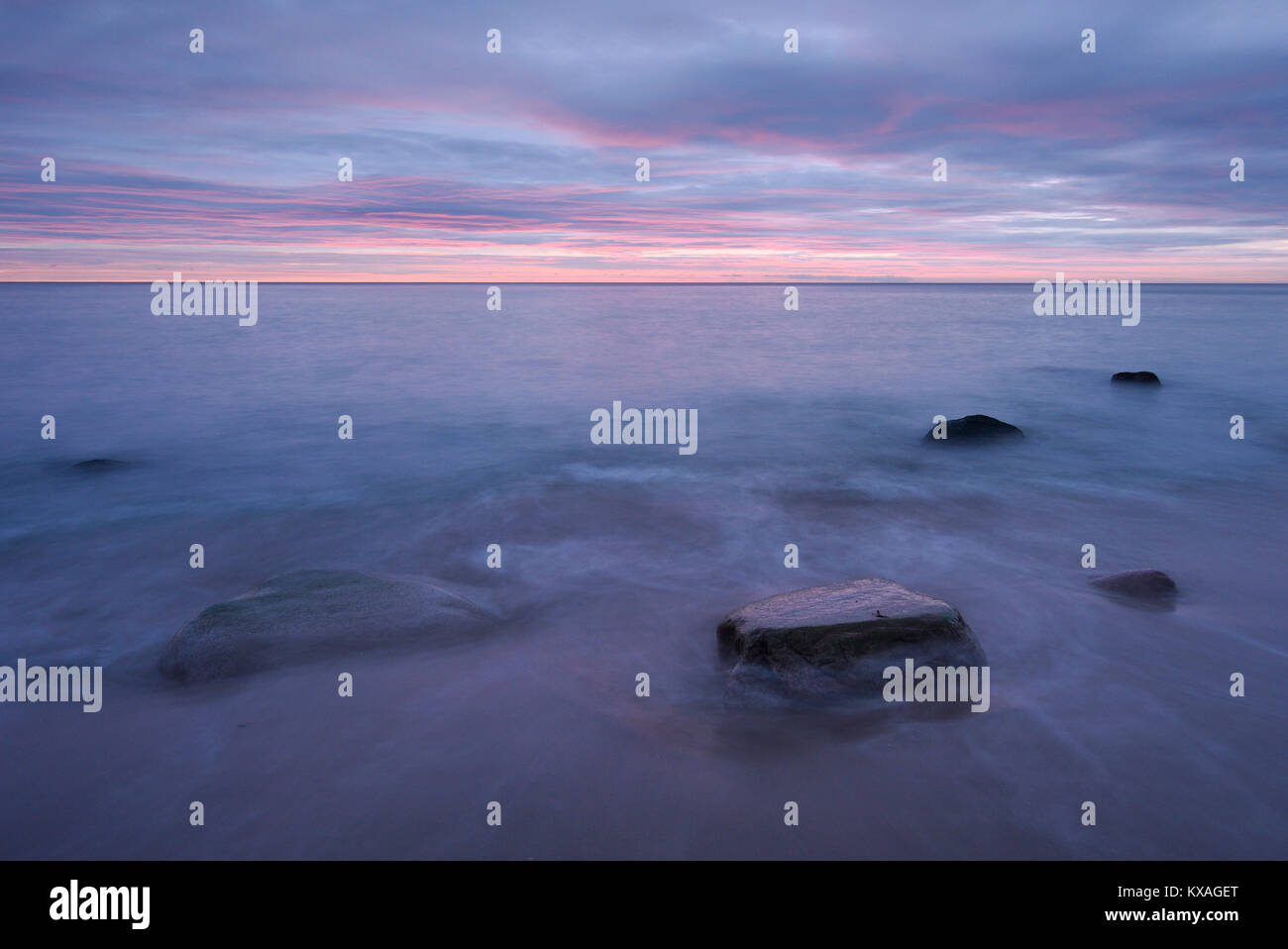 Atmosfera di mattina al mare,pietre in surf a costa del Mar Baltico vicino Sassnitz,Rügen,Meclemburgo-pomerania Foto Stock