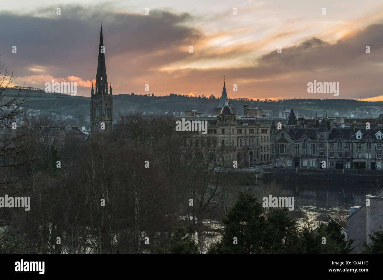 St Matthews guglia della chiesa e lo skyline del centro di Perth, Scotland, Regno Unito Foto Stock