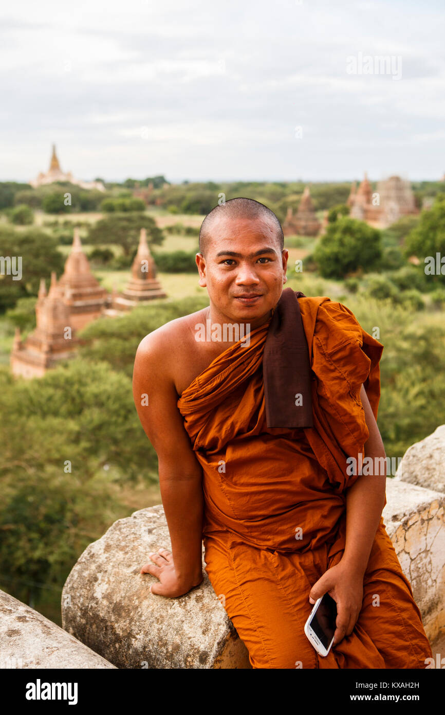 Ritratto di monaco buddista seduti nelle vicinanze dei templi di Bagan, Mandalay Regione, Myanmar. La zona dispone di oltre 2, 000 templi antichi ed è una delle più popolari destinazioni turistiche in Myanmar. Foto Stock