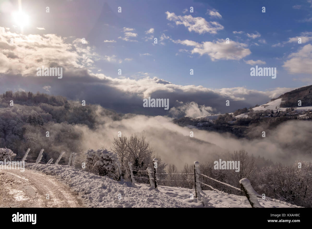 Paesaggio Innevato con sole e nuvole in montagna vicino a Grenoble nelle Alpi francesi Foto Stock