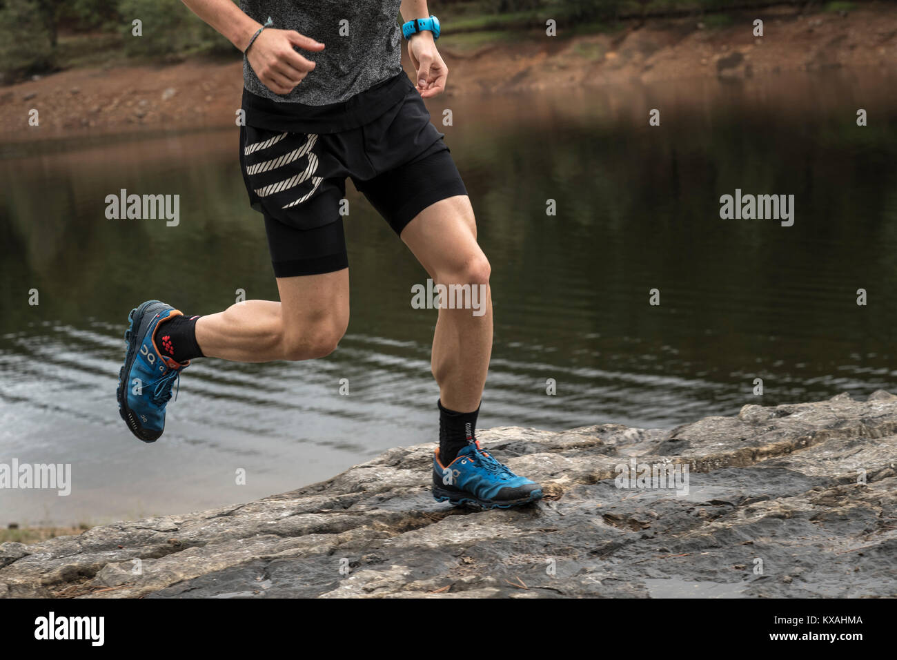 Sezione bassa dell'uomo trail running lungo Rancho Santa Elena lakeshore, hidalgo, Messico Foto Stock