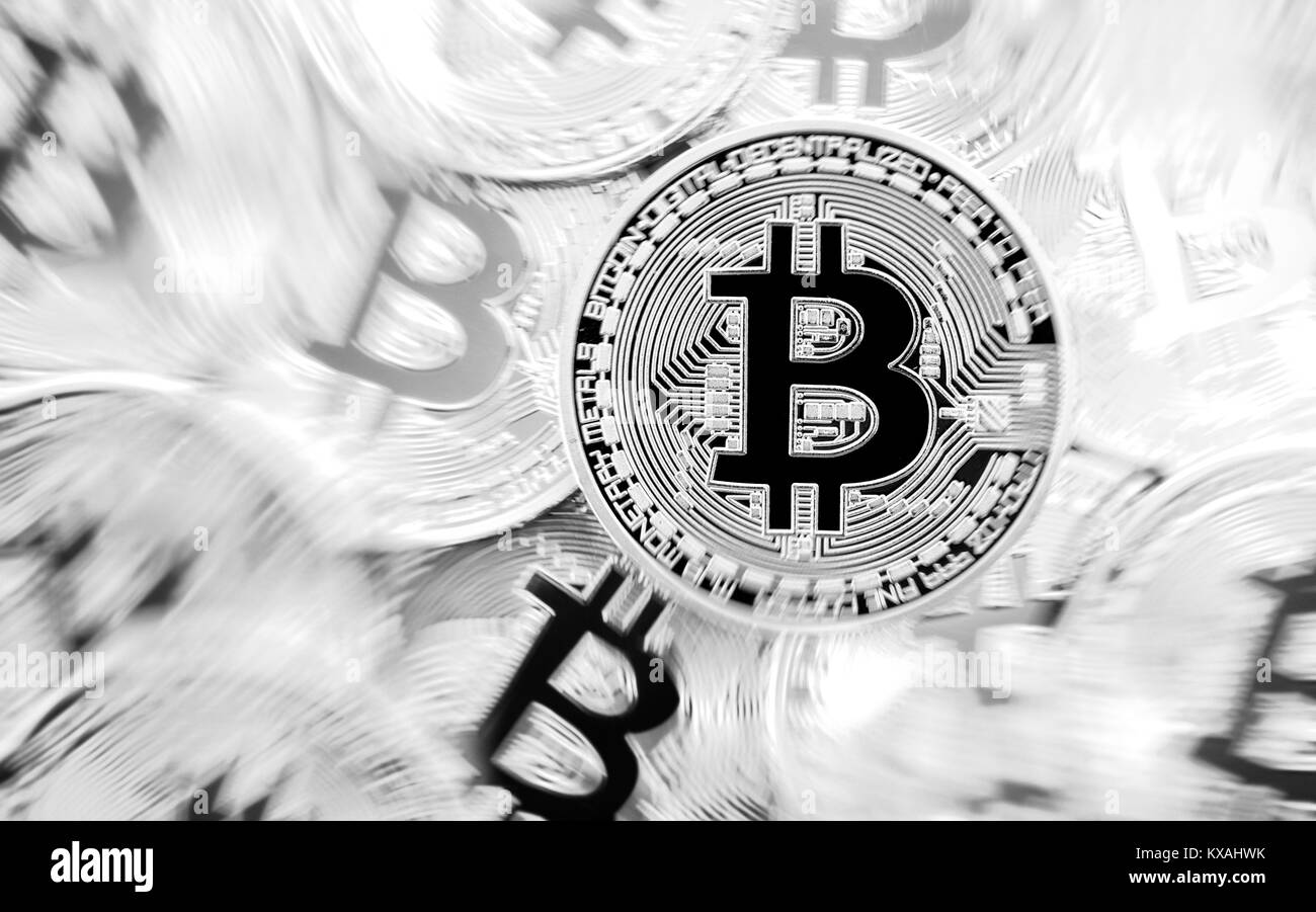 Immagine simbolo della turbolenza stock market crash valuta digitale, in bianco e nero moneta fisica Bitcoin Foto Stock