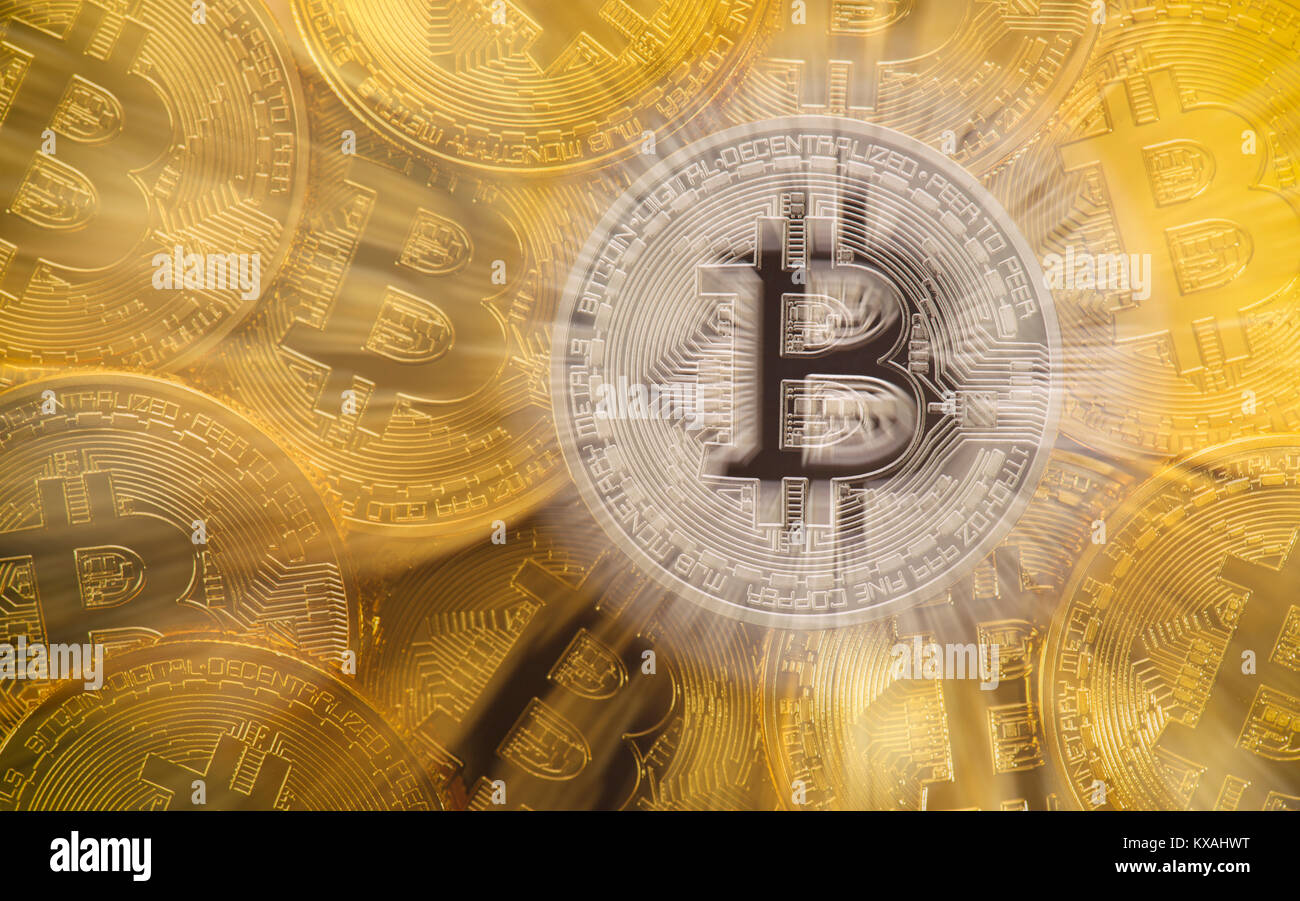 Immagine simbolo della turbolenza stock market crash valuta digitale, argento tra oro fisico Bitcoin monete Foto Stock