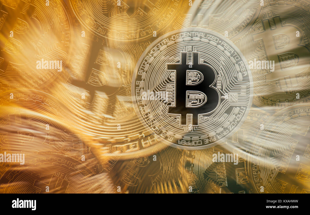 Immagine simbolo della turbolenza stock market crash valuta digitale, argento tra oro fisico Bitcoin monete Foto Stock