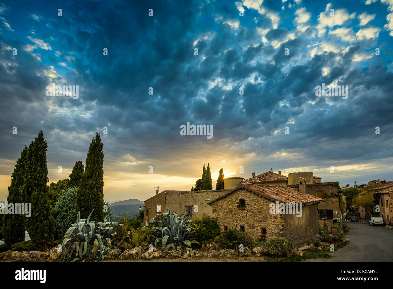 Città al tramonto con il cielo nuvoloso, Tourtour, Dipartimento del Var, Regione Provence-Alpes-Côte d' Azur, sud della Francia, Francia Foto Stock