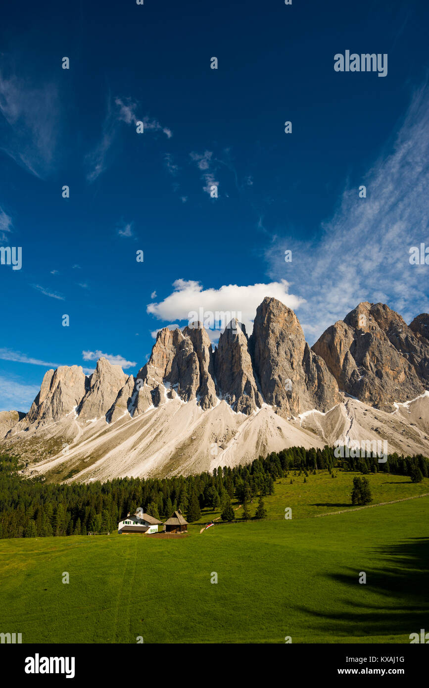 Glatschalm sotto il Geislerspitzen, Villnösstal, il sass Rigais, Dolomiti, Alto Adige, Italia Foto Stock