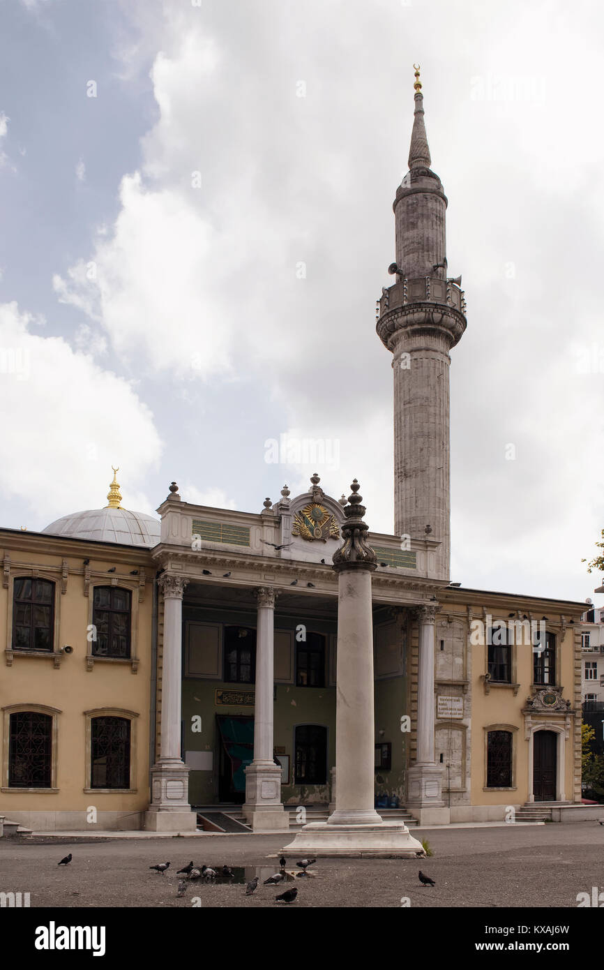 I piccioni a Tesvikiye moschea. Si tratta di un neo-struttura barocca in Tesvikiye Nisantasi / quartiere di Istanbul. Testi dal Corano e dell'Impero Ottomano em Foto Stock