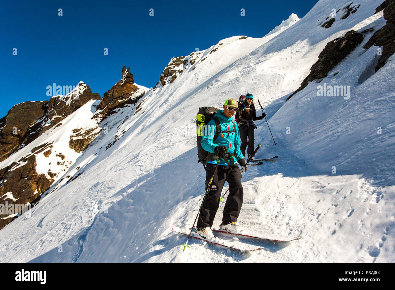 Due sciatori decrescente attentamente snowy hill, Leavenworth, Washington, Stati Uniti d'America Foto Stock