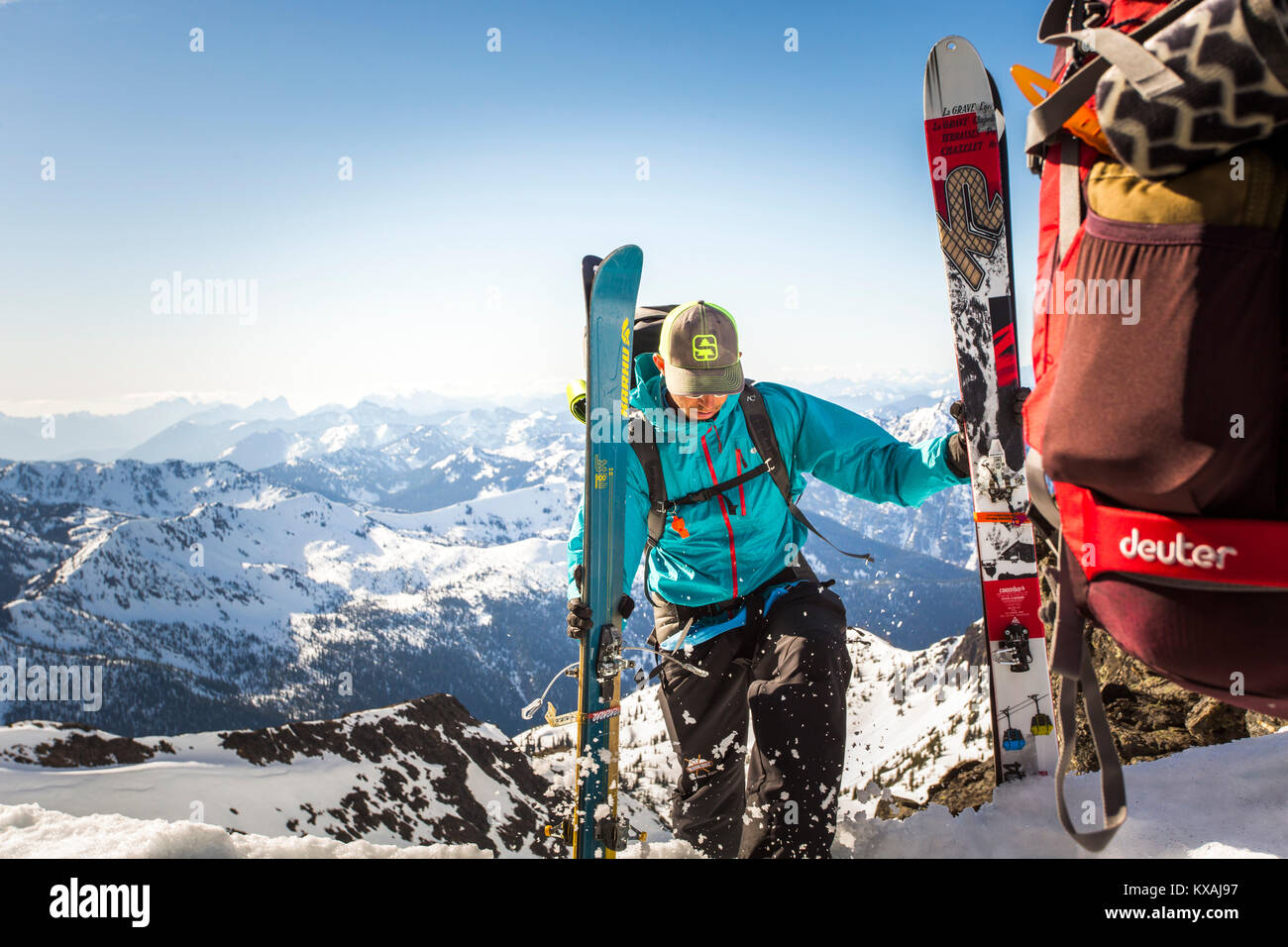 Cielo chiaro su due sci alpinismo in alta montagna innevata, Leavenworth, Washington, Stati Uniti d'America Foto Stock