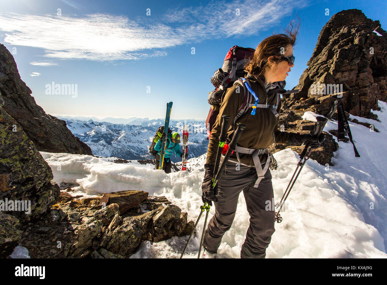 Due sciatori di altezza crescente montagna innevata a piedi, Leavenworth, Washington, Stati Uniti d'America Foto Stock