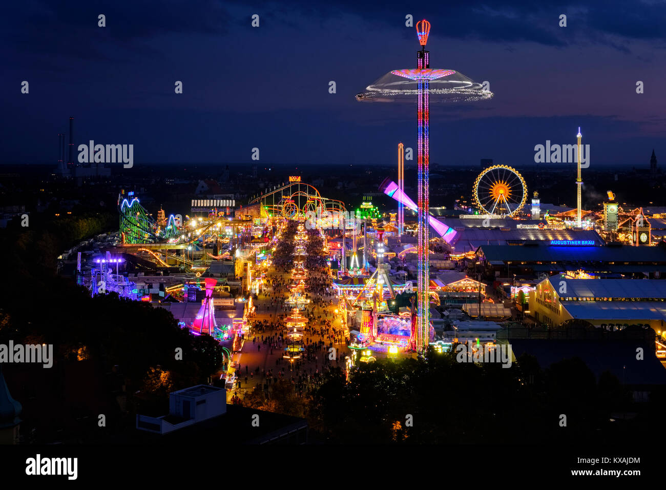 Vista della Oktoberfest di notte, Wiesn, Monaco di Baviera, Baviera, Baviera, Germania Foto Stock