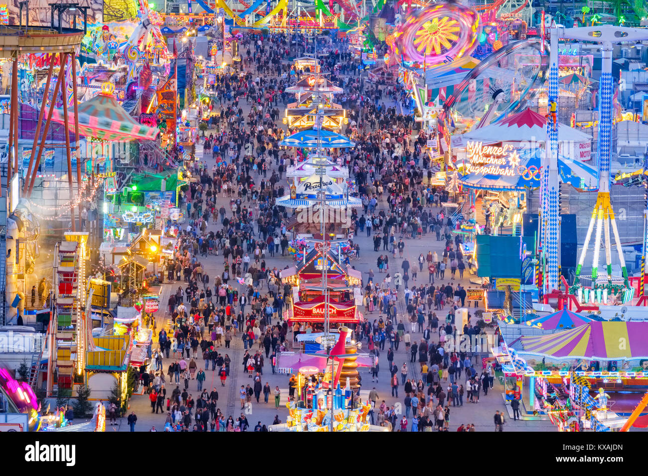 Vista su Schaustellerstraße, Oktoberfest, Wiesn, Munich, Oberbayern, Baviera, Germania Foto Stock