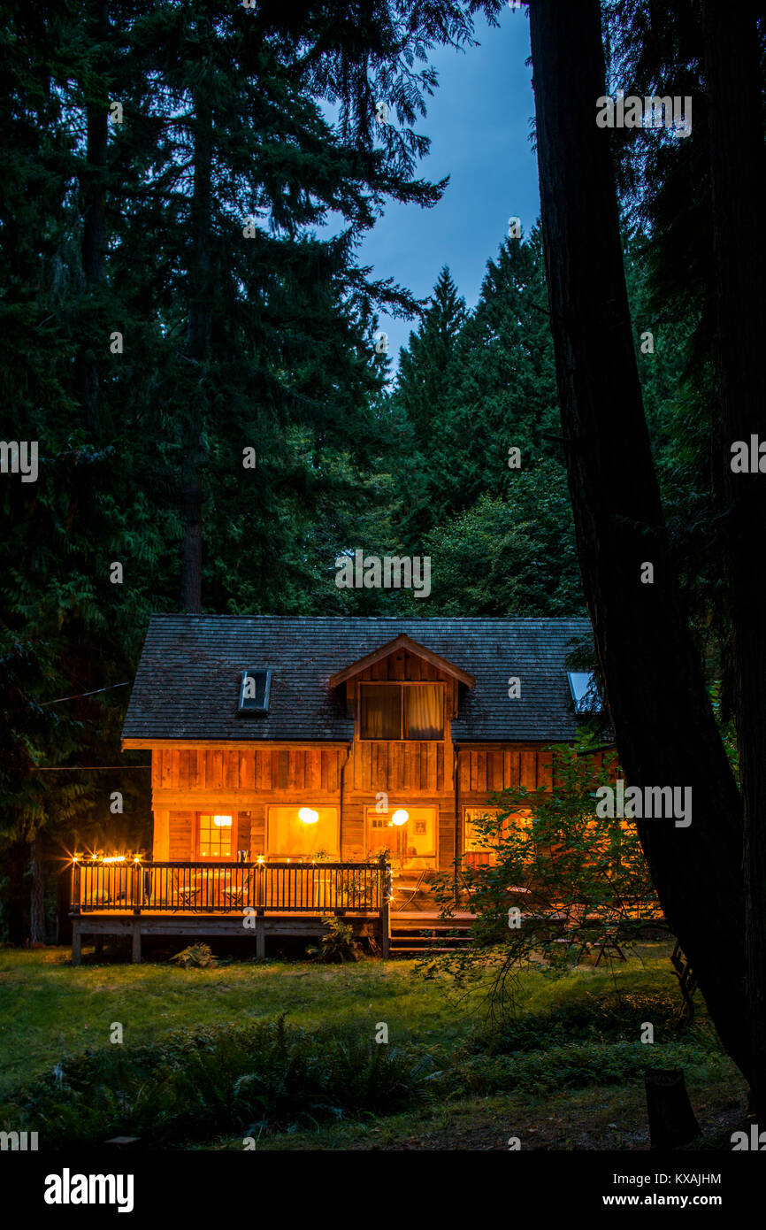 Esterno del ristorante la sera, Galiano Island, British Columbia, Canada Foto Stock