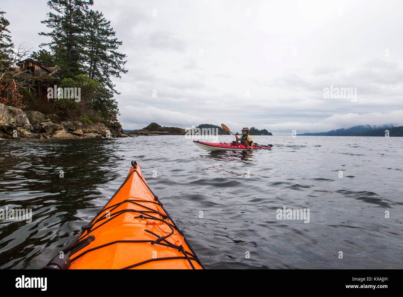 Punto di vista personale colpo di kayaker off costa delle isole del golfo, British Columbia, Canada Foto Stock