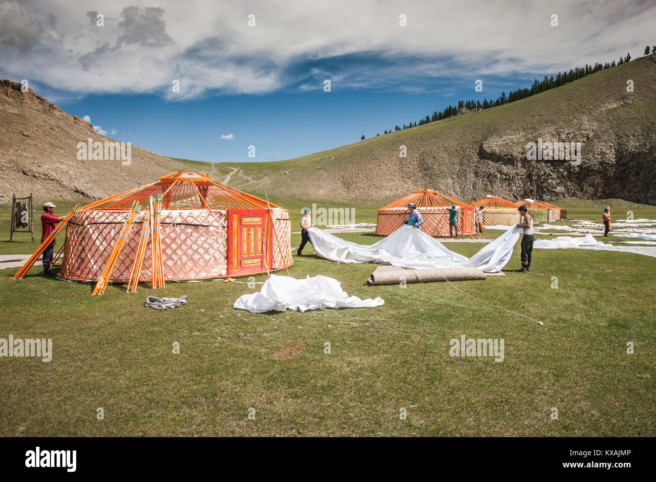 Popolo mongolo di Lapis cielo lo smantellamento di Camp ger (yurt) camp alla fine del viaggio estivo del 2017, Bunkhan, Bulgan, Mongolia Foto Stock