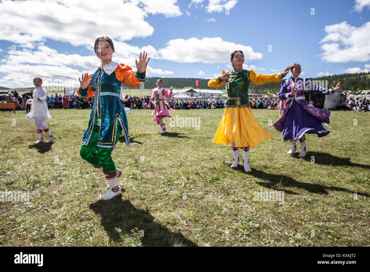 Gli artisti interpreti o esecutori di danza dancing at Naadam Festival, Bulgan, Mongolia Foto Stock