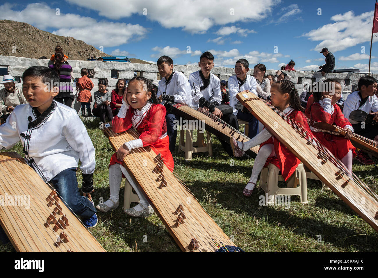 Musicisti suonano Yatga - Yatuga durante il Festival Naadam, Bulgan, Mongolia Foto Stock