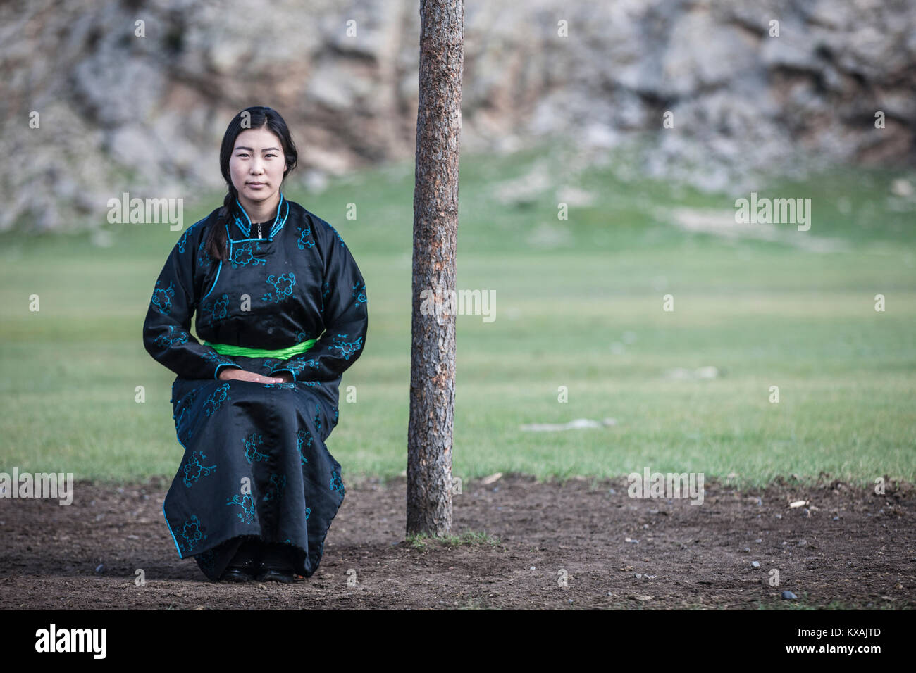 Il mongolo donna che indossa deel, costumi tradizionali, Bunkhan, Bulgam, Mongolia Foto Stock