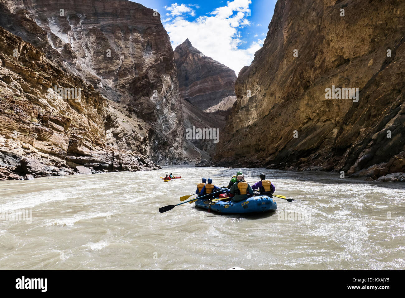 Avventurosi rafting in Zanskar River Gorge, Ladakh, regione di Jammu e Kashmir India Foto Stock