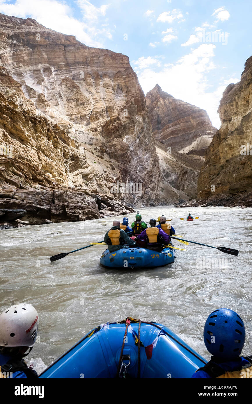 Avventurosi rafting in Zanskar River Gorge, Ladakh, regione di Jammu e Kashmir India Foto Stock