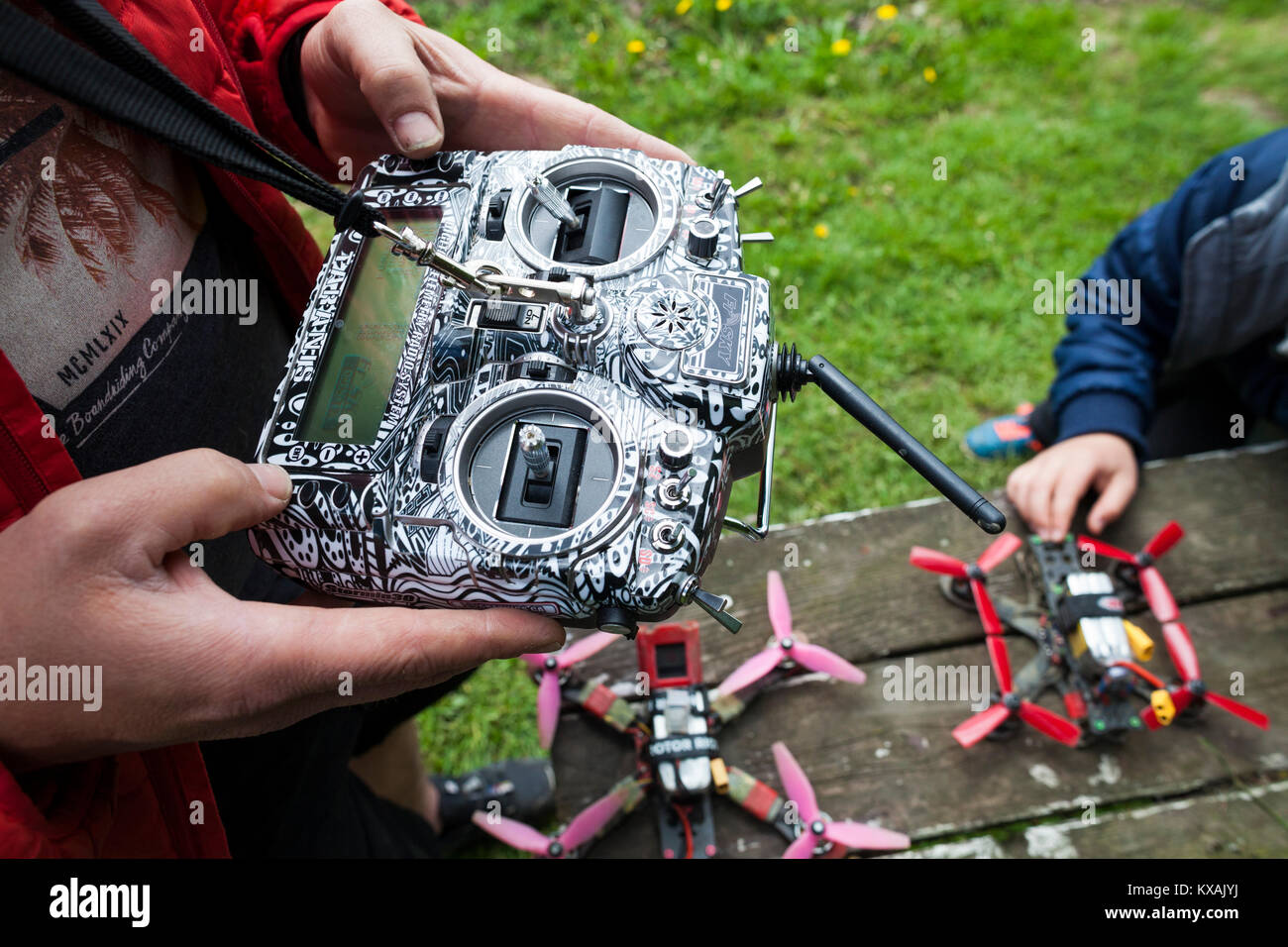 Drone racing azienda pilota controller, Chiliwack, British Columbia, Canada Foto Stock