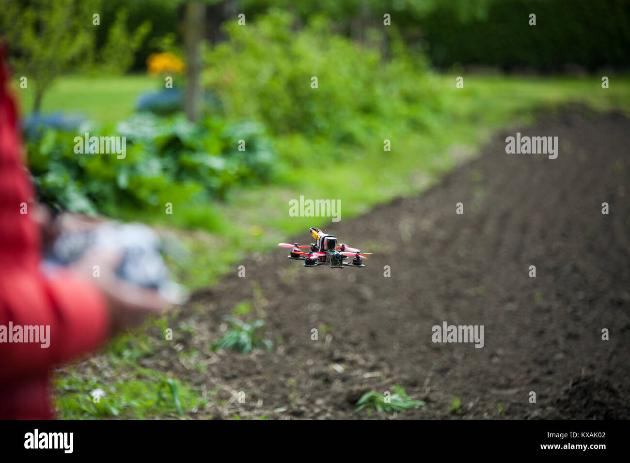 Drone pilota utilizzando la realtà virtuale, Chiliwack, British Columbia, Canada Foto Stock