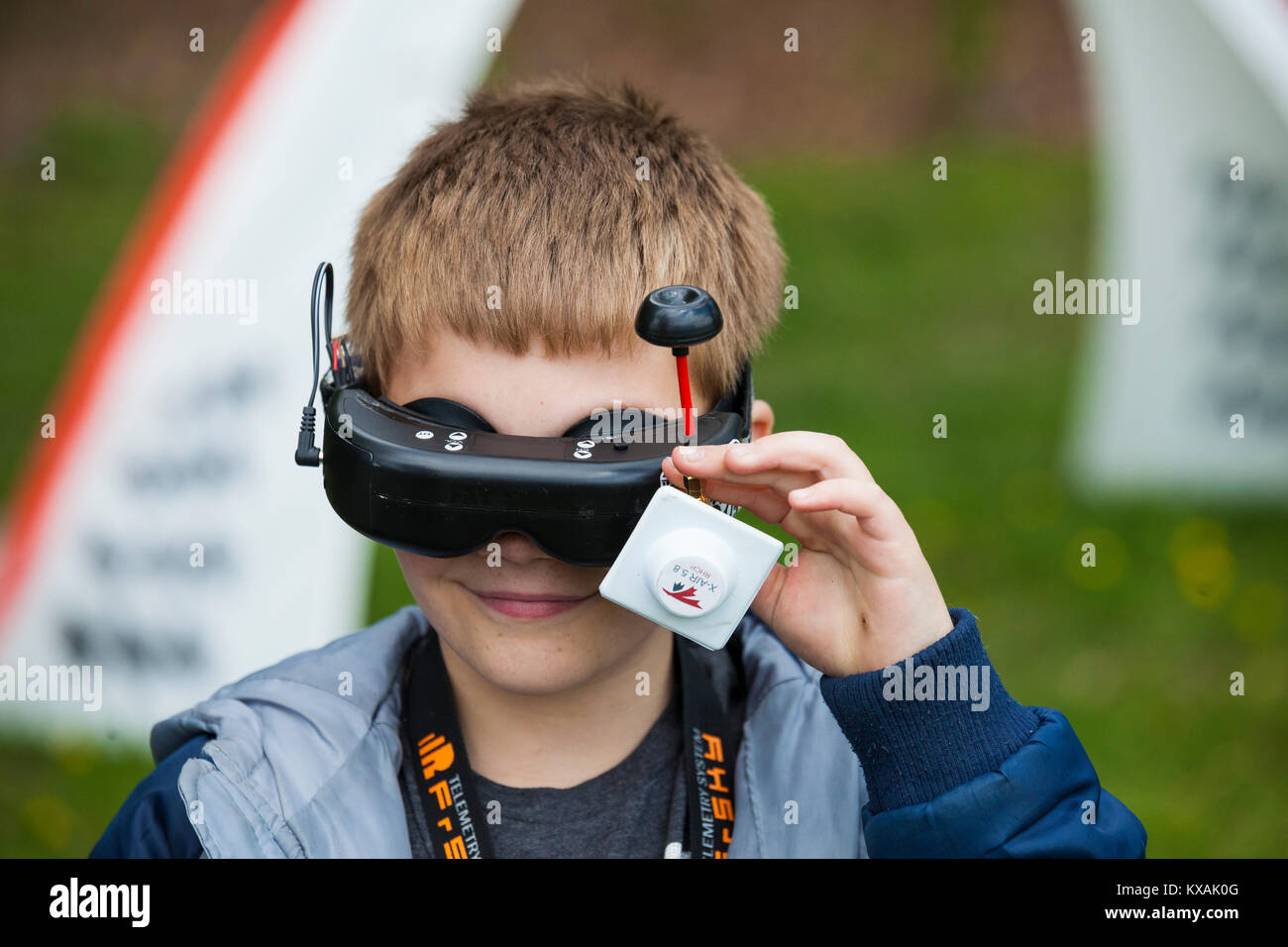 Ragazzo giovane utilizzando la realtà virtuale occhiali, Chiliwack, British Columbia, Canada Foto Stock