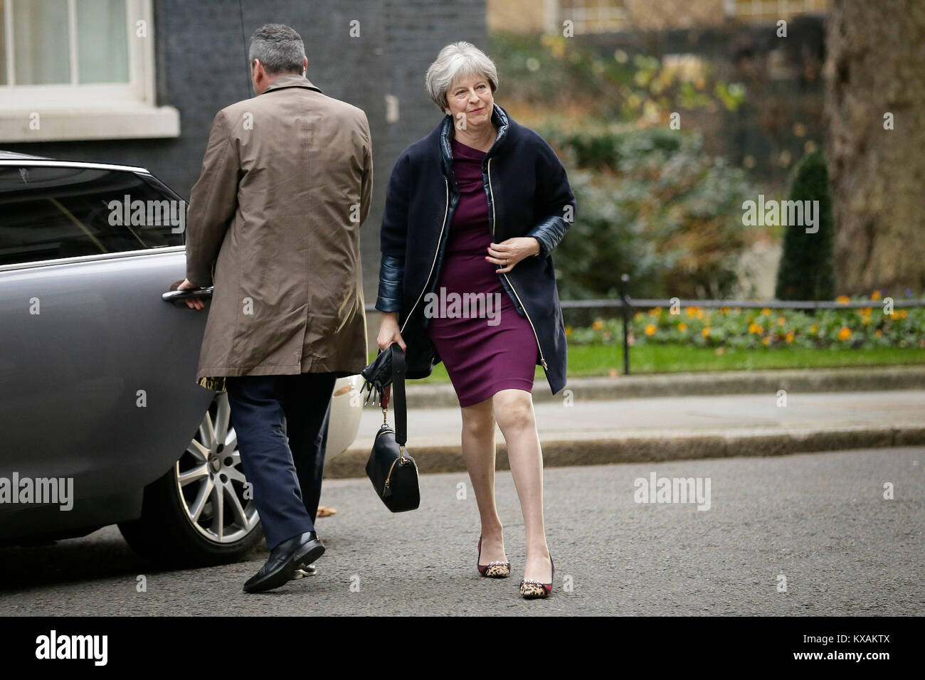 Londra, Regno Unito. 8 Gen, 2018. Il Primo Ministro inglese Theresa Maggio (R) arriva al 10 di Downing street prima di lei annuncia nuovi appuntamenti ministeriale al suo banco anteriore in un rimpasto di governo a causa di iniziare oggi a Londra, in Gran Bretagna il 8 gennaio, 2018. Credito: Tim Irlanda/Xinhua/Alamy Live News Foto Stock