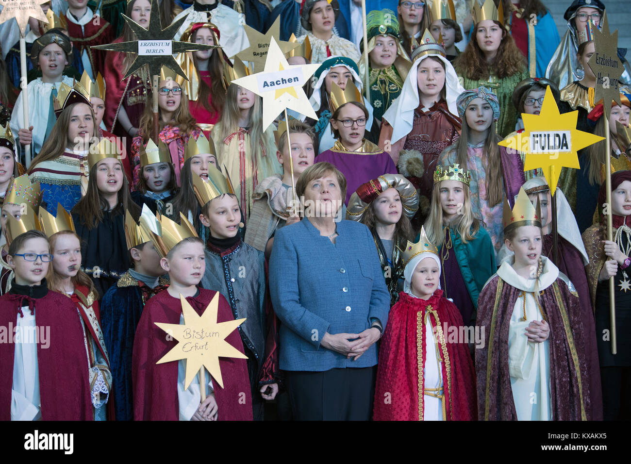 Berlino, Germania. 8 Gen, 2018. Il cancelliere tedesco Angela Merkel del cristiano Unione democratica che canta con i ragazzi e le ragazze durante la tradizionale accoglienza del carol cantanti a Berlino, Germania, 8 gennaio 2018. Più di 100 carol cantanti provenienti da tutte le 27 diocesi tedesche sono stati accolti nella Cancelleria tedesca. Credito: Soeren Stache/dpa/Alamy Live News Foto Stock