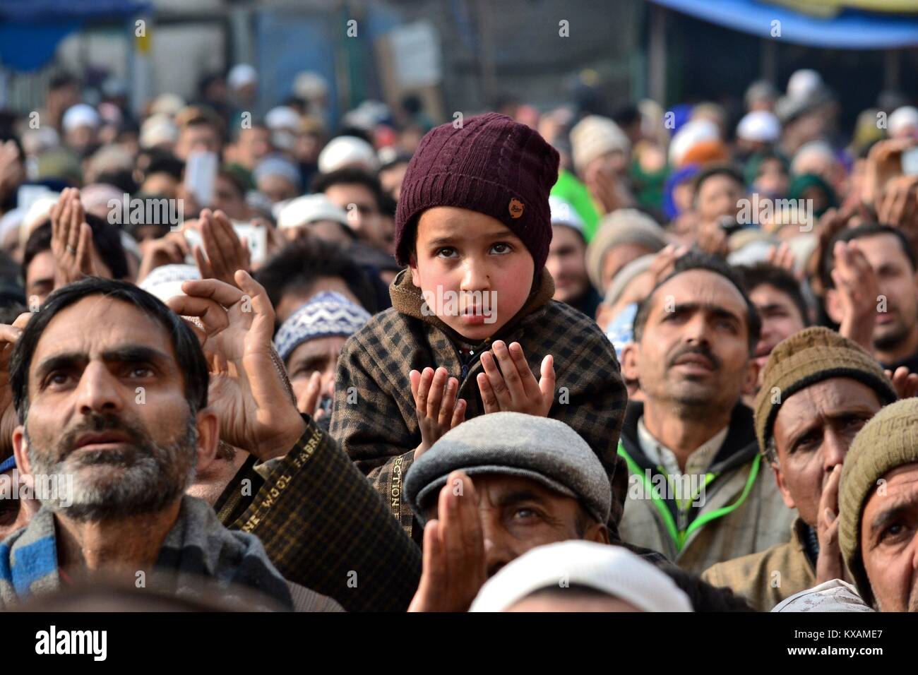 Srinagar, Srinagar, India. 30 Dic, 2017. Un ragazzo che prega come un sacerdote (non raffigurata) visualizza la sacra reliquia si ritiene essere di Sufi Saint al di fuori del Dastgeer Sahib santuario in occasione dell annuale di Urs (nascita anniversario) del XI secolo predicatore Sufi Sheikh Abdul Qadir Jeelani a Srinagar, Indiano Kashmir amministrato. Migliaia di Sufi del Kashmir musulmani si sono riuniti domenica presso il santuario di Jeelani, noto anche come Shah-e-Baghdad (Re di Bagdad), il santuario è chiamato Dastegeer Sahib dopo il titolo reverenziale di Jeelani, che pur non essendo mai visitato il Kashmir è tenuta in grande venerazione dal Kashmir Foto Stock